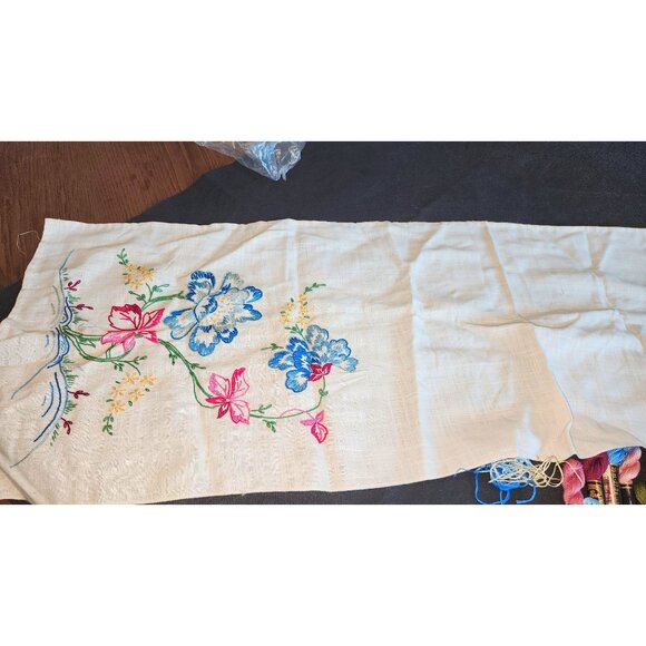 Vintage Floral Embroidery Linen Kit With Threads & Needles - Picture 4 of 10